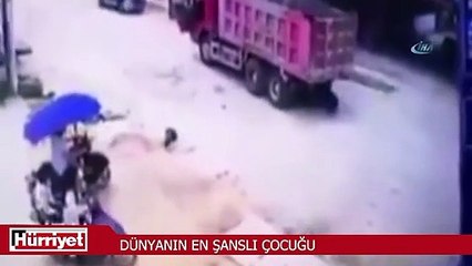 Kamyonun altından burnu bile kanamadan çıktı