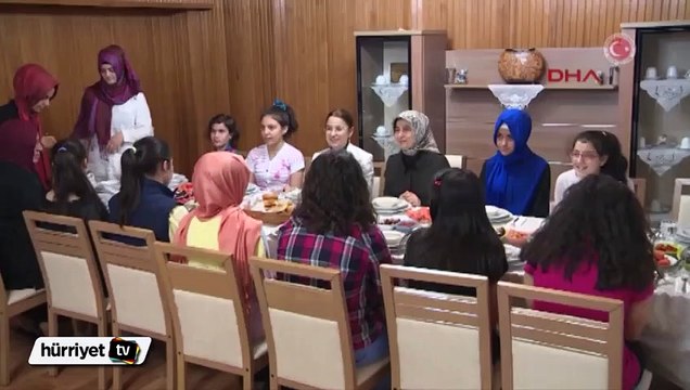 Davutoğlu ve eşi Sare Davutoğlu çocuk evini ziyaret etti