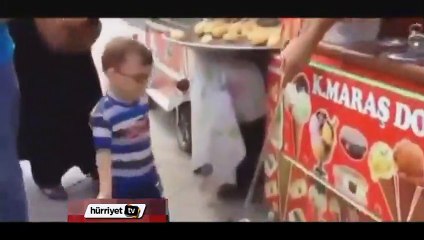 Küçük çocuğun dondurmacıyla imtihanı