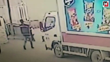 Okulun demir kapısı 7 yaşındaki öğrencinin üzerine böyle devrildi