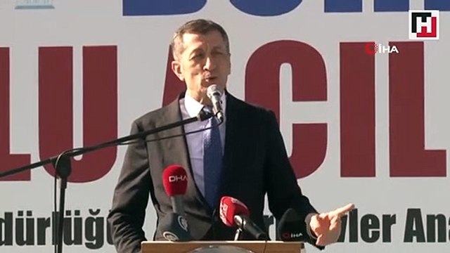 Bakan Selçuk Çocuklar üşümesin dedi, konuşmasını yarıda kesti