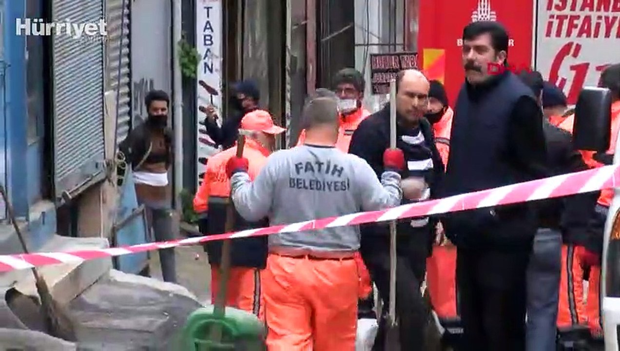 Fatih'te metruk binada kısmi çökme  temizlik işçisi binada mahsur kaldı