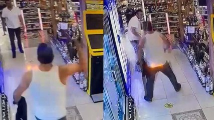 Kardeşinin marketine baltayla saldırdı