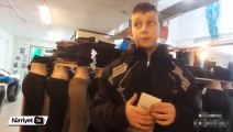 Çorap satan çocuk sosyal medyada gündem oldu