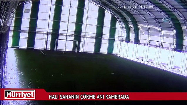 Karın ağırlığına dayanamayan halı saha çatısı böyle çöktü