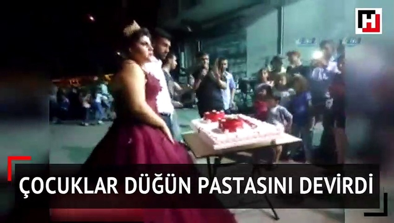 Çocuklar düğün pastasını devirdi