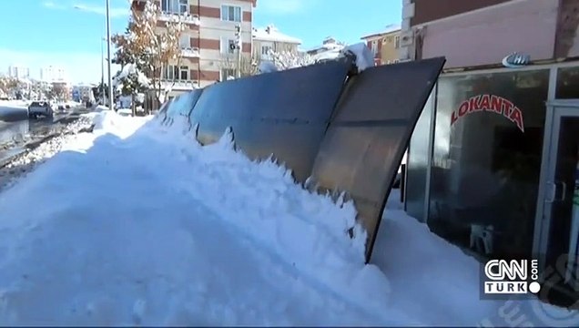 Ağırlığa dayanamayan tente çocukların üstüne böyle düştü