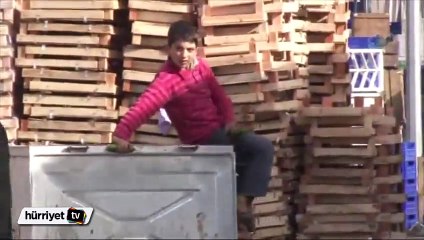 Çöpte bulduğu salatalık, Suriyeli çocuğu böyle sevindirdi