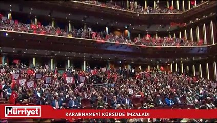 Cumhurbaşkanı Erdoğan kararnameyi kürsüde imzaladı
