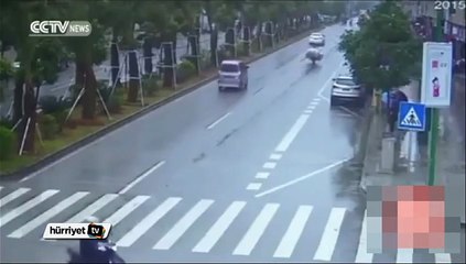 Minibüs kazanın etkisiyle çukura savruldu