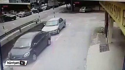 Otomobilden kurtuldu su çukuruna uçtu