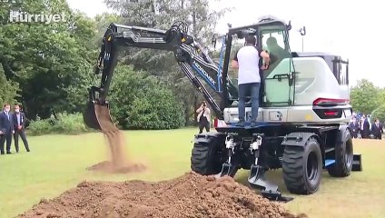 Cumhurbaşkanı Erdoğan, yerli elektrikli ekskavatörü kullandı