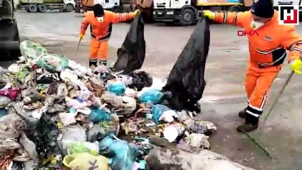 Çöpe atılan parayı bulup sahibine verdiler