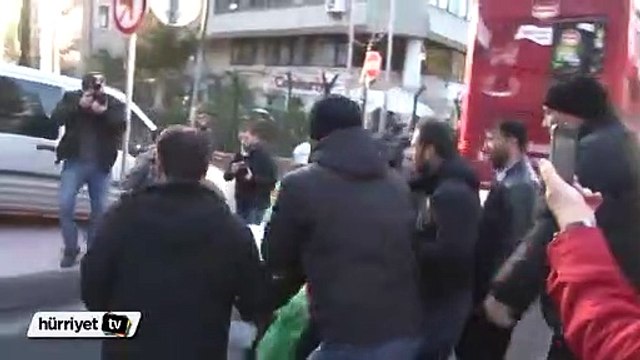 Cumhuriyet Gazetesi önünde 3 protestocuya gözaltı