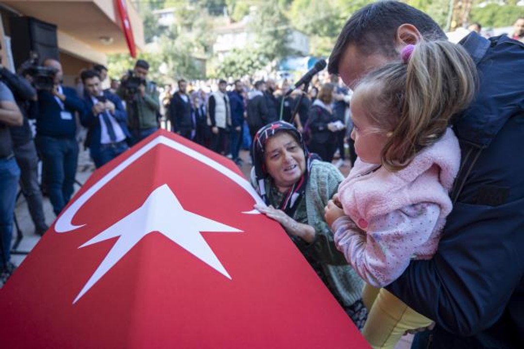 Türkiye maden şehitlerini uğurluyor! Babasına s...
