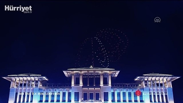 Cumhurbaşkanlığı Külliyesi'nde Zafer Bayramı'na özel 300 İHA ile ışık gösterisi yapıldı