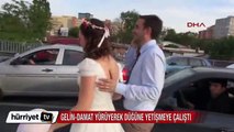 Trafikte kalan gelin-damat düğüne yürüyerek gittiler