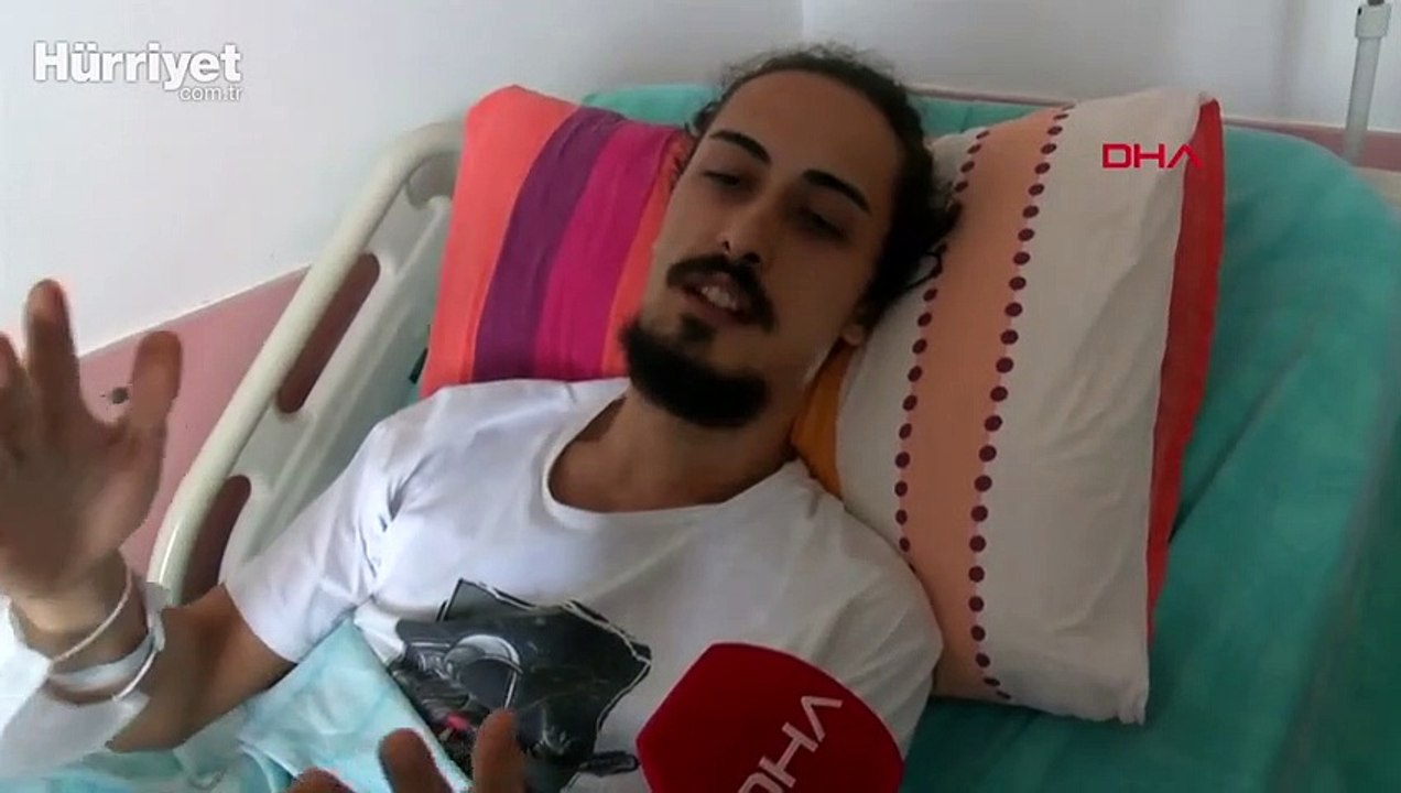 Sahilde gitar çaldığı sırada darbederek, çenesini kırdı!