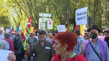 Miles de pensionistas se manifiestan en Madrid por las pensiones y los salarios 