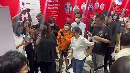บูธแตก !! “ทักษิณ” โชว์ล้ำแจกลายเซ็นข้ามโลกแฟนคลับแห่ต่อคิวแน่น (มีคลิป)