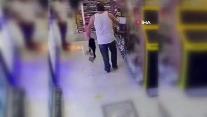Kardeşinin marketine baltayla saldırdı...O anlar kamerada
