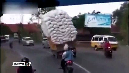 Fazla yükleme yaptı, trafikte yan yattı