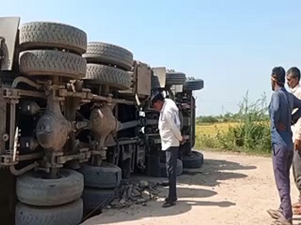 video: ट्रक पलटा चालक ने कूदकर बचाई जान