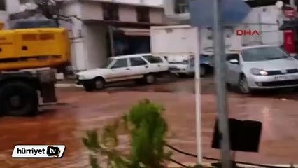 Dev dalgalar yolu parçaladı