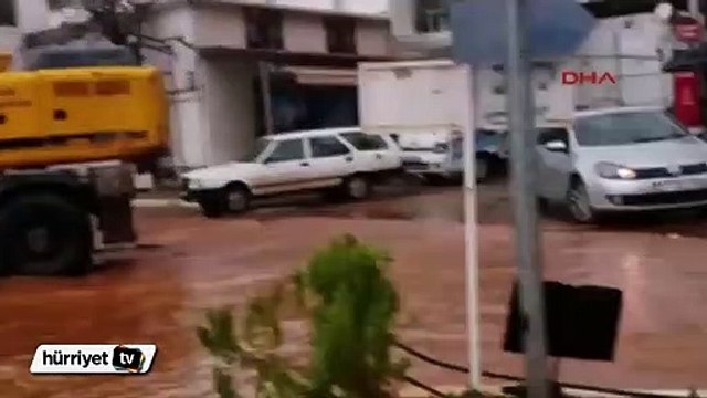 Dev dalgalar yolu parçaladı