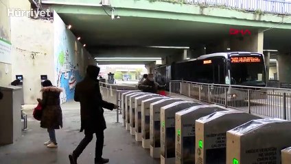 Toplu taşıma araçlarına binenlere maske dağıtıldı