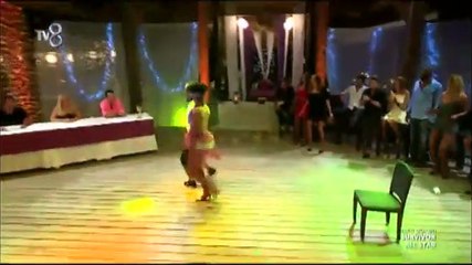 Turabi dansıyla hem eğlendirdi hem güldürdü!