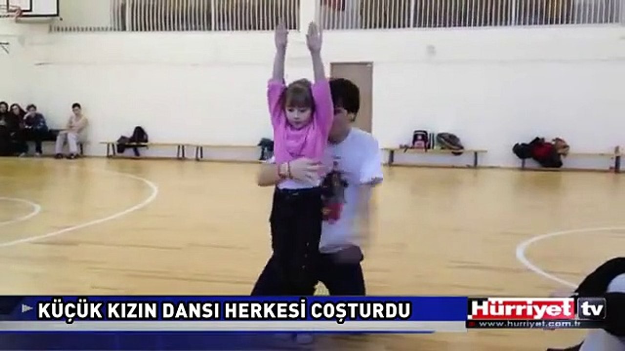 KÜÇÜK KIZIN DANSI HERKESİ COŞTURDU