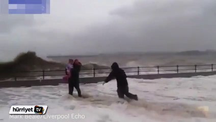 Dev dalgalardan böyle kurtuldular