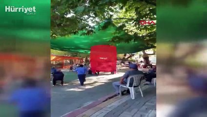 Mahalle meydanında, koronavirüse rağmen dansözlü düğün