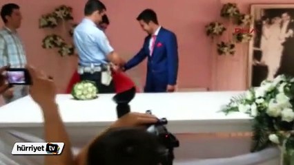 Nikah şahidi polisten gelin ve damada kelepçe