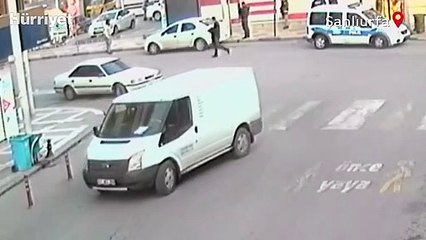 Zihinsel engelli bir kişi polis aracını tekmeleyip, memura yumruk attı