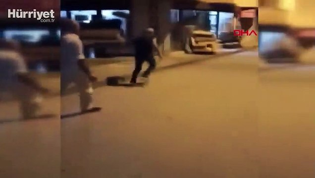 Uyuşturucu sattığı iddia edilen kişiyi sokak ortasında tekme tokat dövdüler