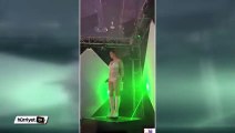 Dansçı kızdan interaktif lazer gösterisi