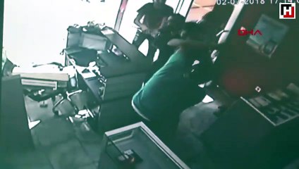 İş yeri sahibini sopalarla dövdüler