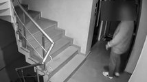 Kiracı üç kız kardeşten, kapı kamerası görüntüleriyle ev sahibine cinsel taciz suçlaması