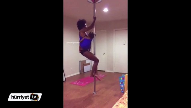 Direk dansı yaparken çocuğunu emziren anne