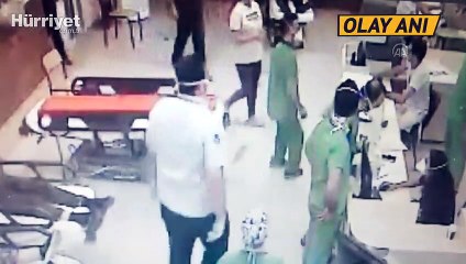 İzmir'de doktorlar ve hastane polisine darp anı kamerada