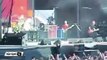 Foo Fighters'ın solisti Dave Grohl sahneden düştü