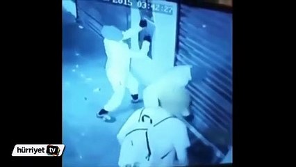 Beraber hırsızlık yaptığı arkadaşlarını levye ile dövdü