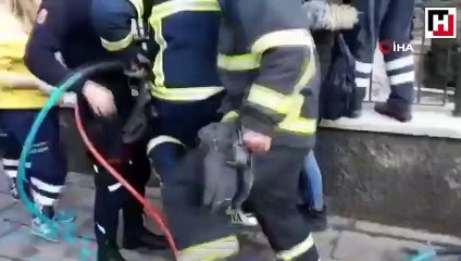 Duvardan atlamak isterken eli demire saplandı