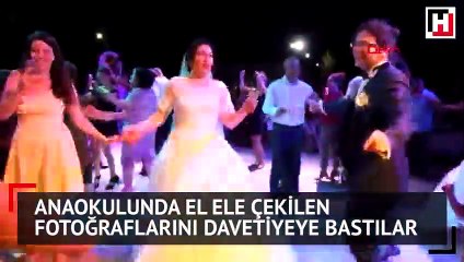 Anaokulunda el ele çekilen fotoğraflarını, düğün davetiyesinde kullandılar