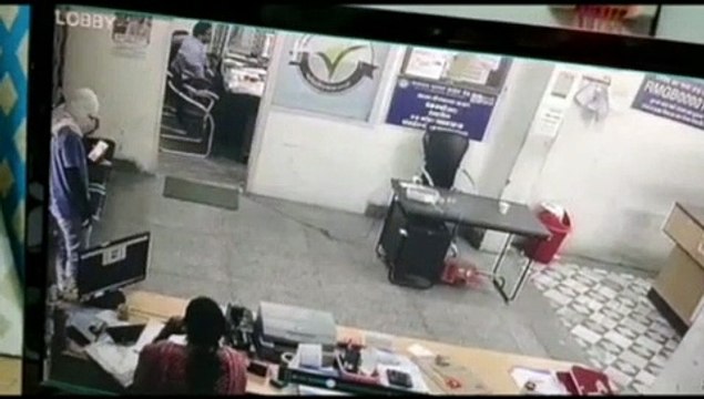 robberशाबाश पूनम! चाकू लहराते लुटेरे से प्लास लेकर भिड़ गईं