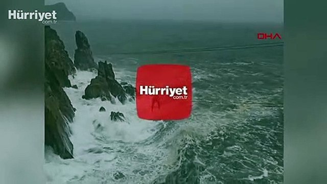 Fırtınaya aldırış etmeden ip üzerinde yürüdü