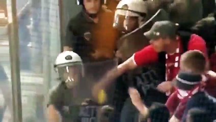 Yunan polisinden Bayern taraftarına dayak!