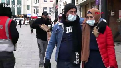 İstiklal Caddesi'nde kamerayı görünce maskeyi indirip poz verdi